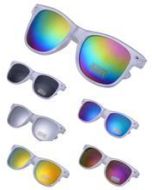 Wayfarer sunglasses with frosted frame and coloured mirrored lenses.  These wayfarer sunglasses make a great festival wear accessory to your funky festival outfit. Pretty little thing.