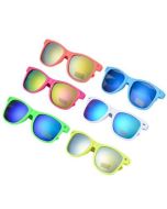 Wayfarer style sunglasses with coloured mirrored lenses.  These mirrored wayfarer sunglasses make a great festival wear accessory to your funky festival outfit.  Pretty little thing