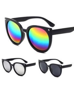 Cool black sunglasses with mirrored lens.  These sunglasses make a great festival wear accessory to your funky festival outfit.   Pretty little thing.