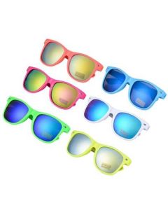 Wayfarer style sunglasses with coloured mirrored lenses.  These mirrored wayfarer sunglasses make a great festival wear accessory to your funky festival outfit.  Pretty little thing